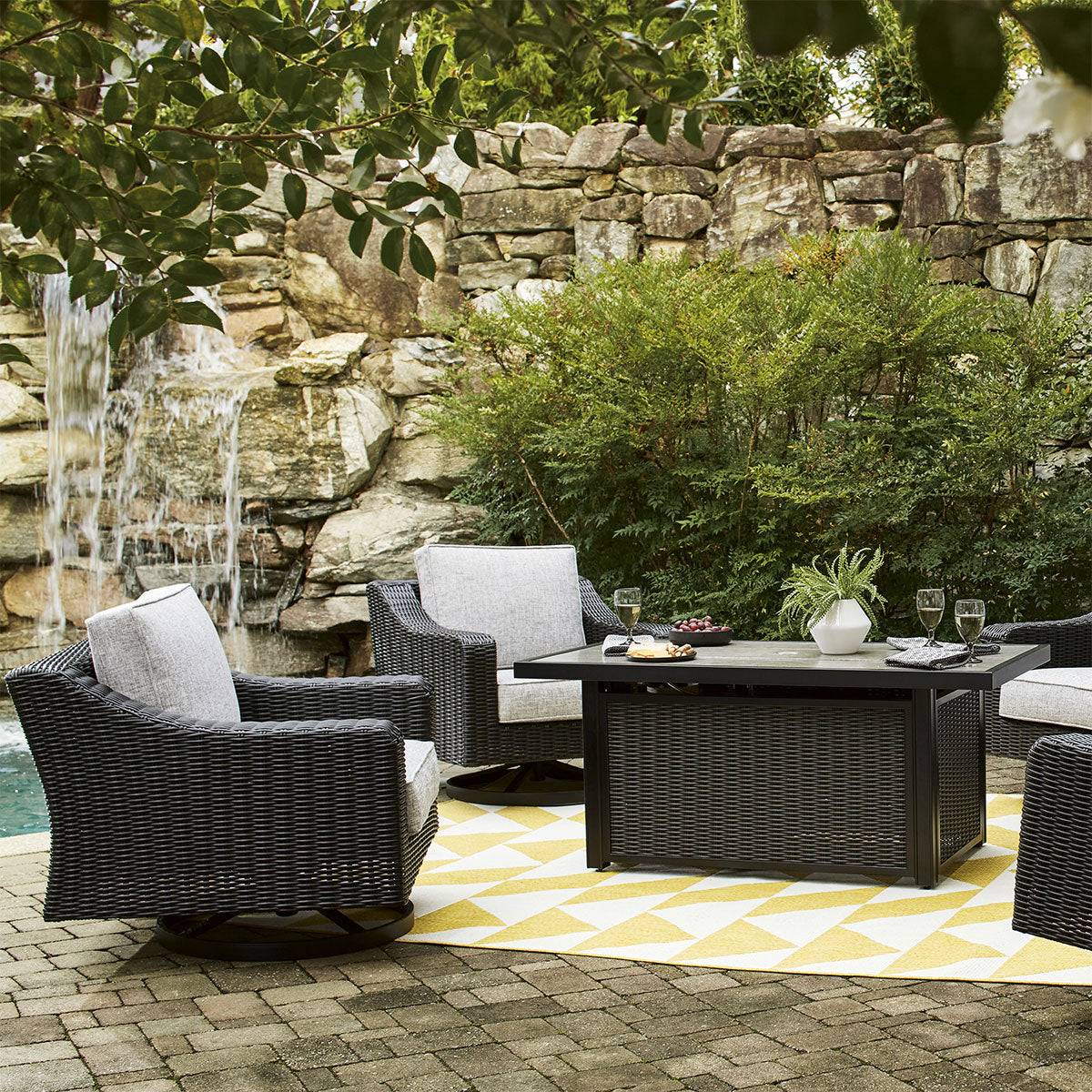 BEACH HOUSE BLACK SWIVEL CHAIR