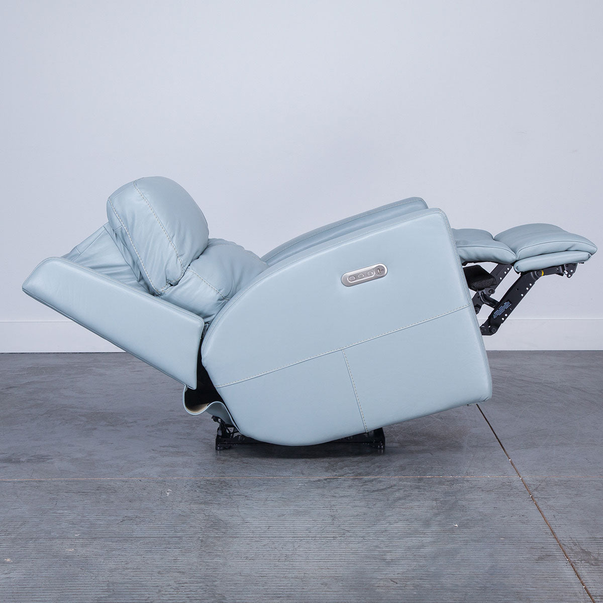 SCORE RECLINER W/ POWER HEADREST AND LUMBAR