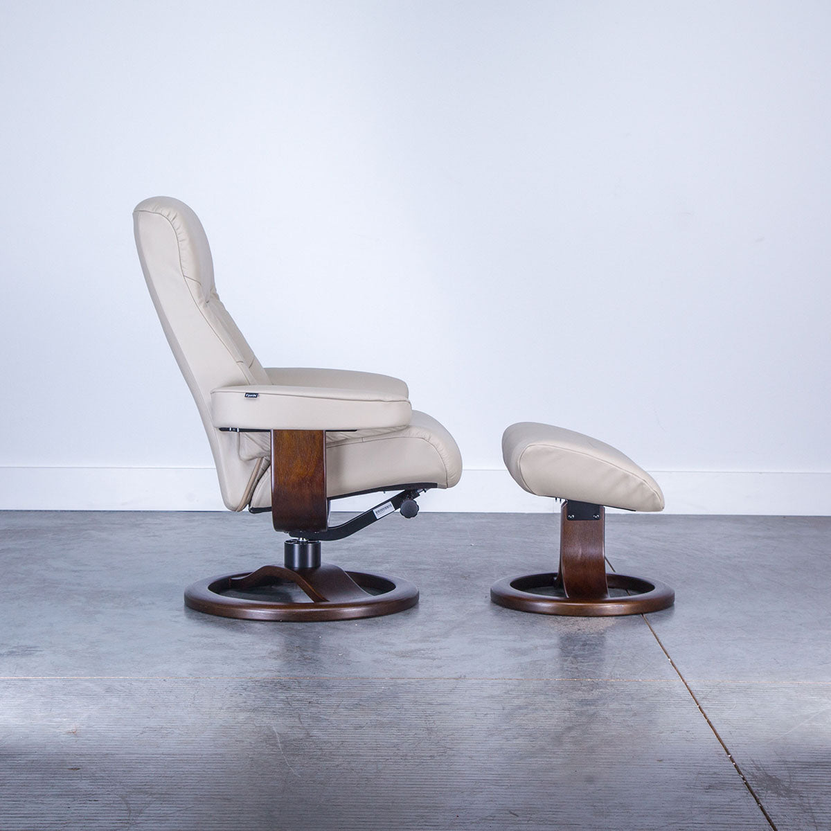 MULDAL (R QS) SMALL RECLINER WITH OTTOMAN IN DOVE