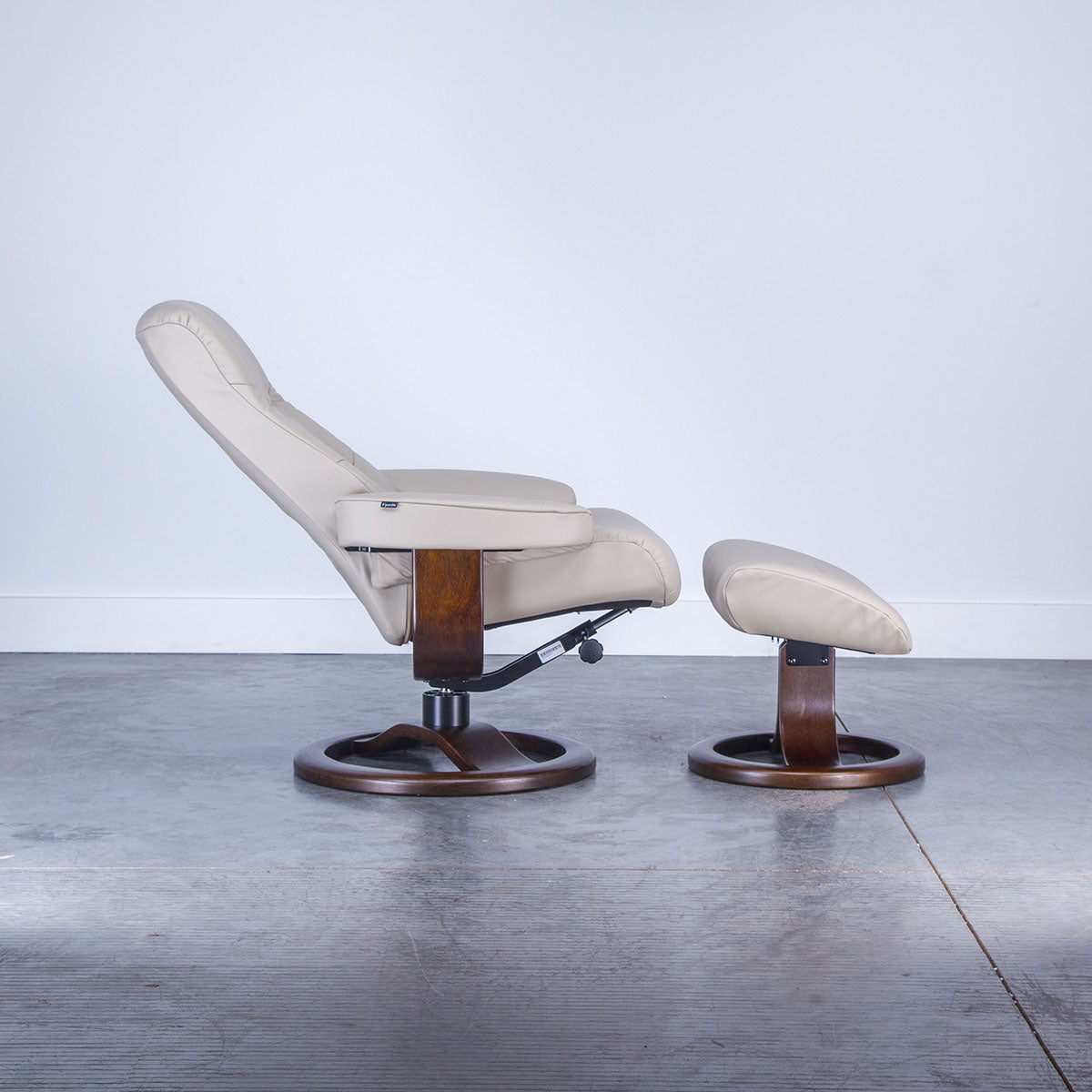 MULDAL (R QS) SMALL RECLINER WITH OTTOMAN IN DOVE