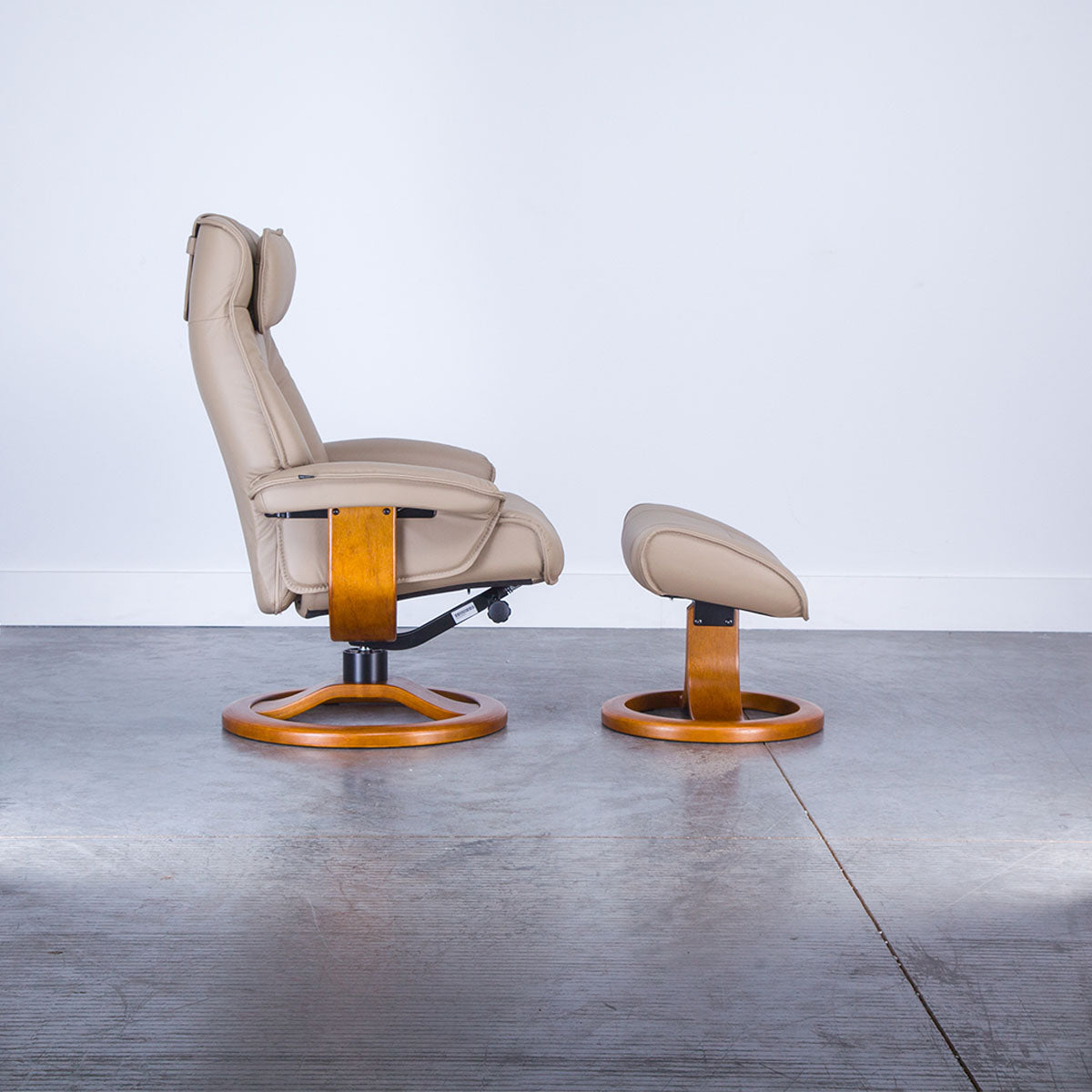 MUSTANG (R QS) LARGE STONE RECLINER AND OTTOMAN