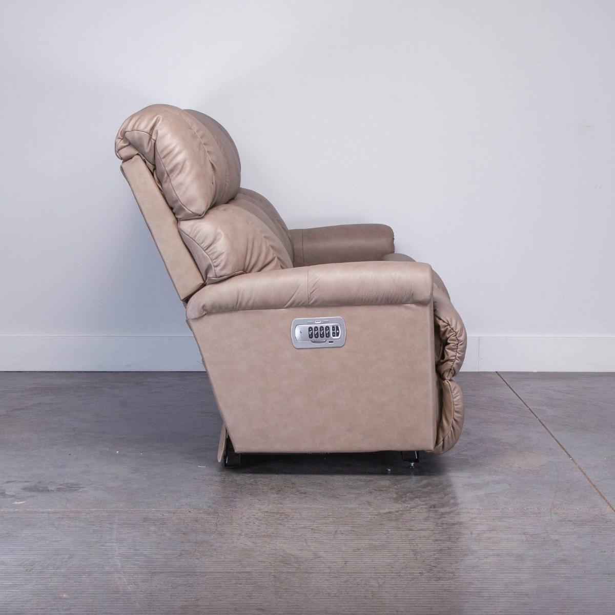 PINNACLE WALL SOFA W/PHR/LUM