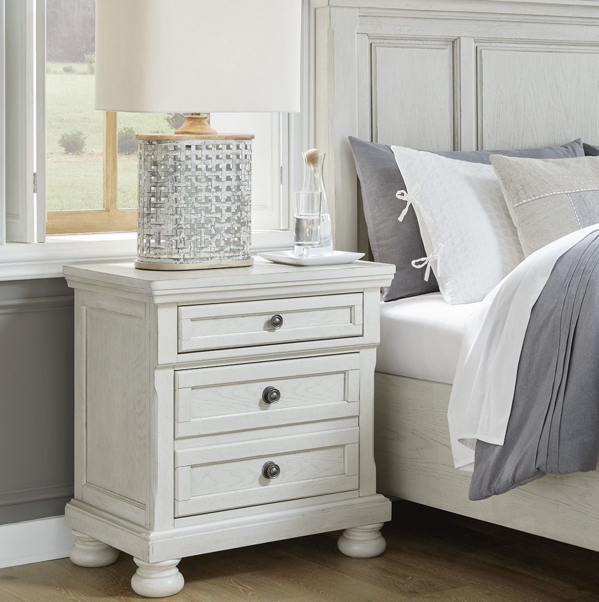Kenley White 2dr Nightstand