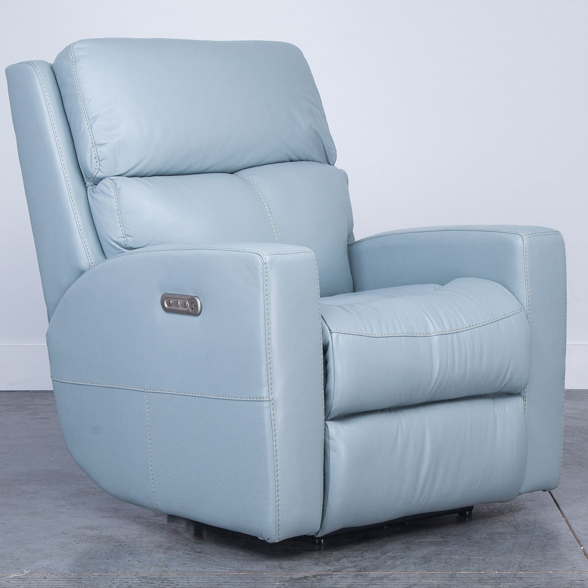SCORE RECLINER W/ POWER HEADREST AND LUMBAR