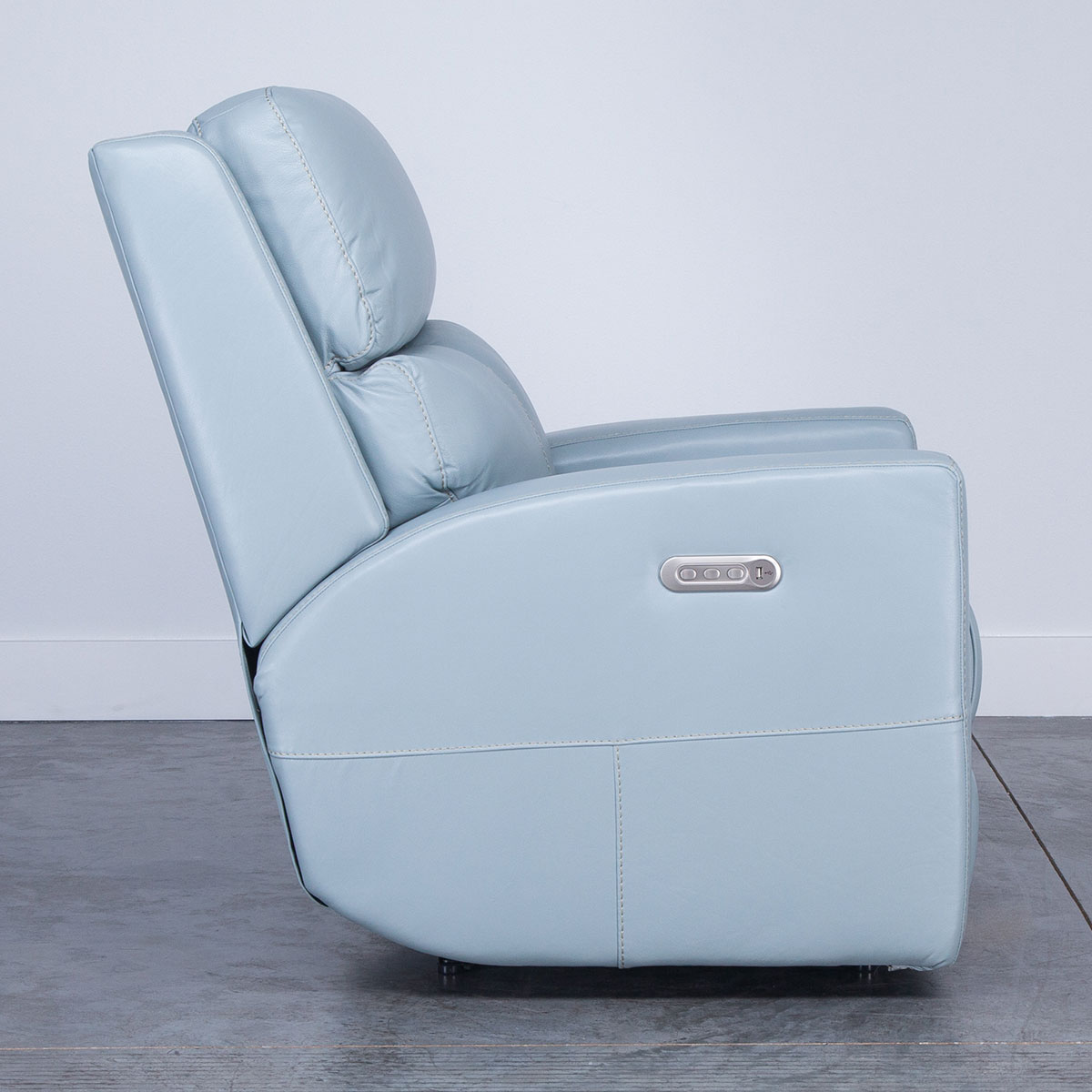 SCORE RECLINER W/ POWER HEADREST AND LUMBAR
