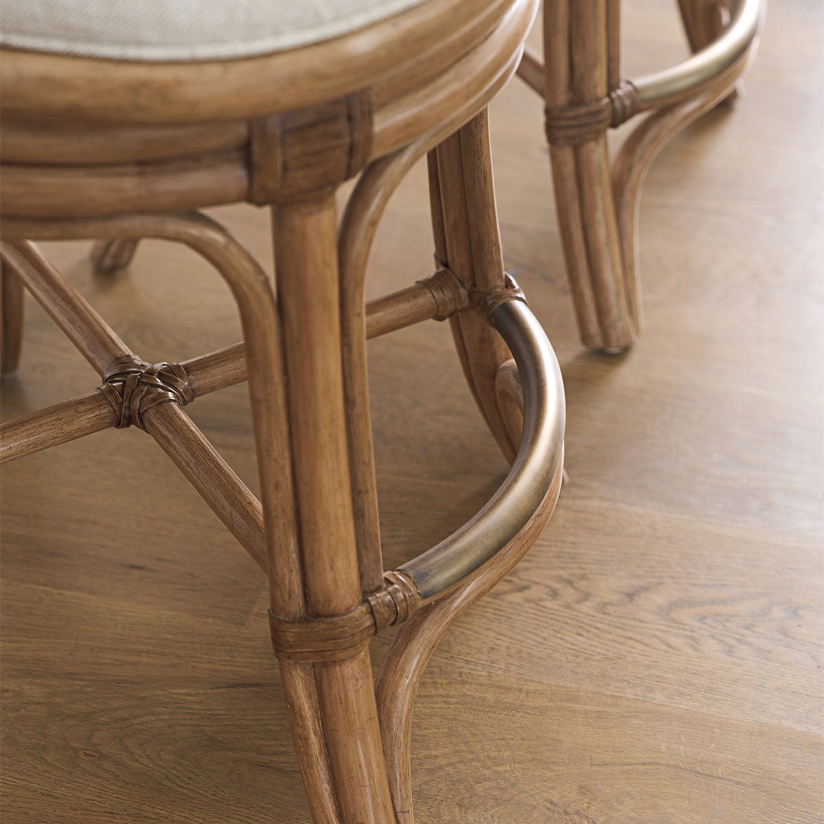 BAY HARBOR SWIVEL BAR STOOL