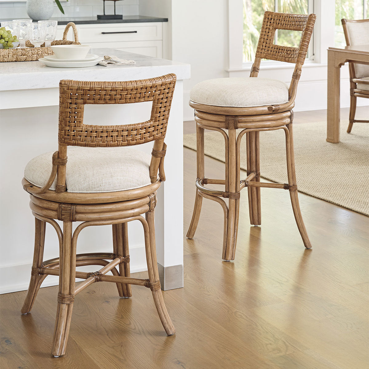 BAY HARBOR SWIVEL BAR STOOL