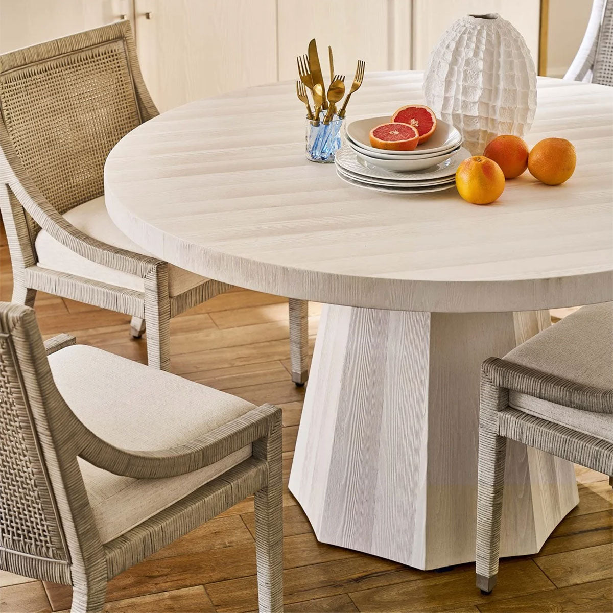 MACKINAW ROUND DINING TABLE