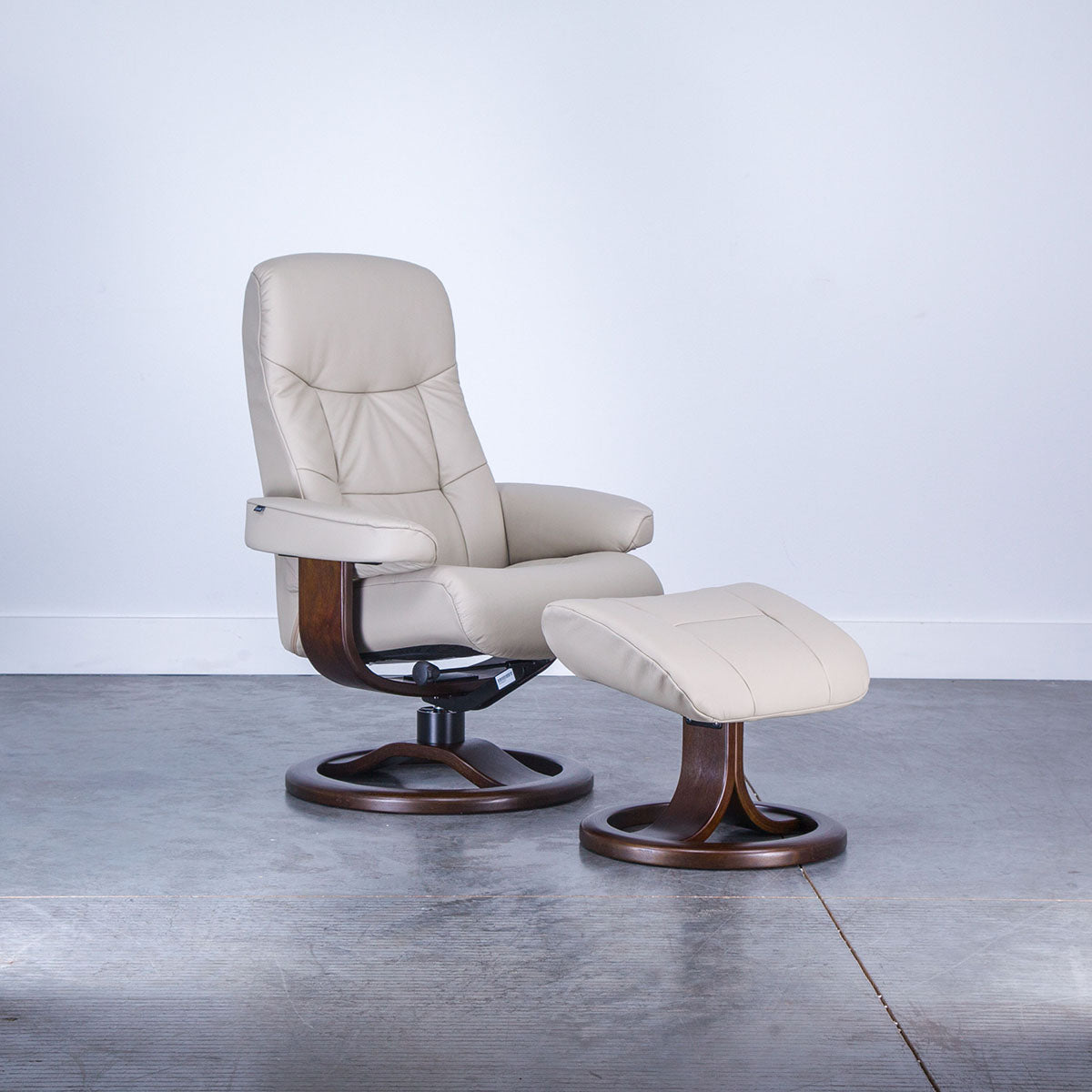 MULDAL (R QS) SMALL RECLINER WITH OTTOMAN IN DOVE