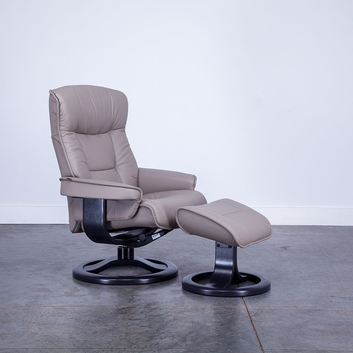 BERGEN (R QS) LARGE RECLINER AND OTTOMAN IN FOG