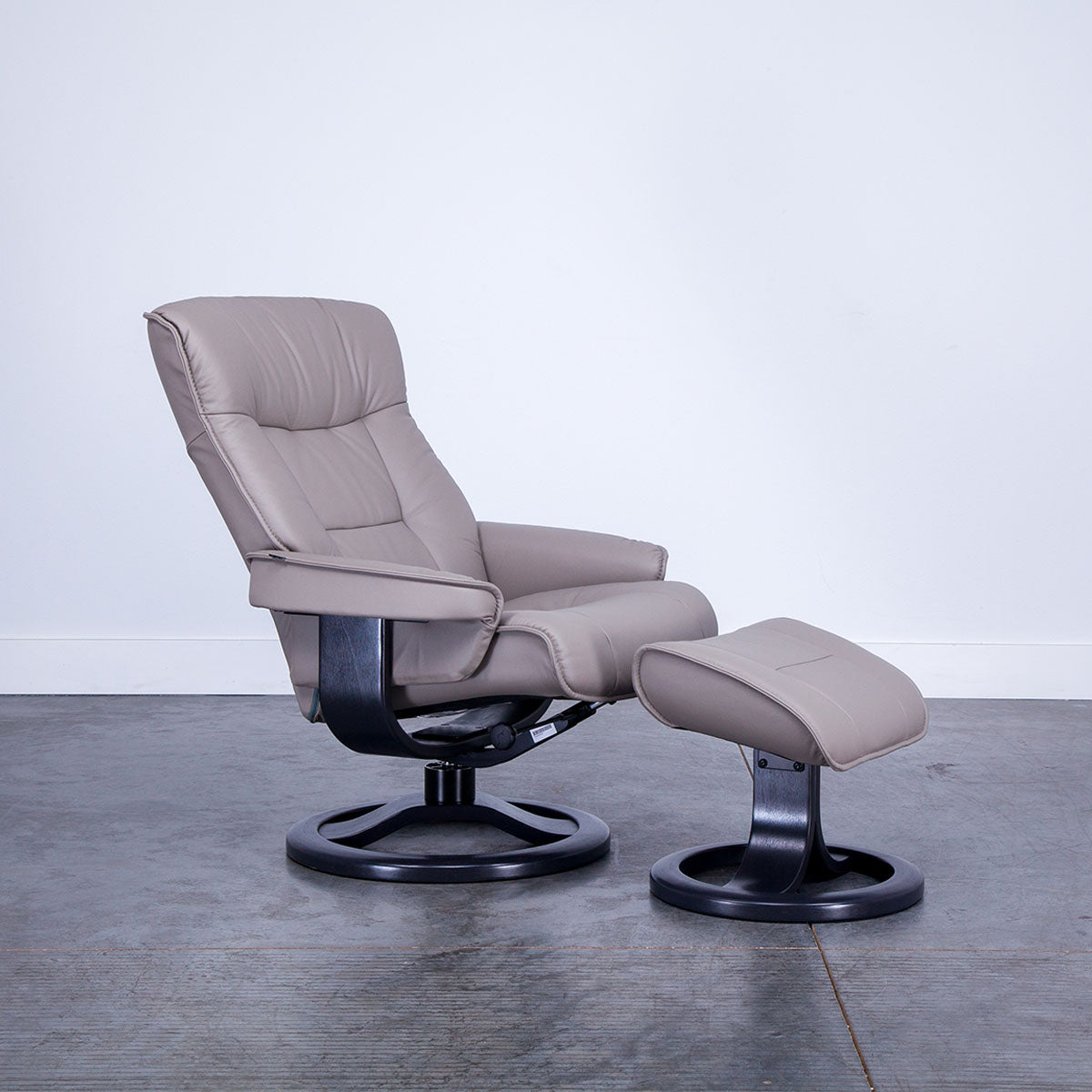 BERGEN (R QS) LARGE RECLINER AND OTTOMAN IN FOG