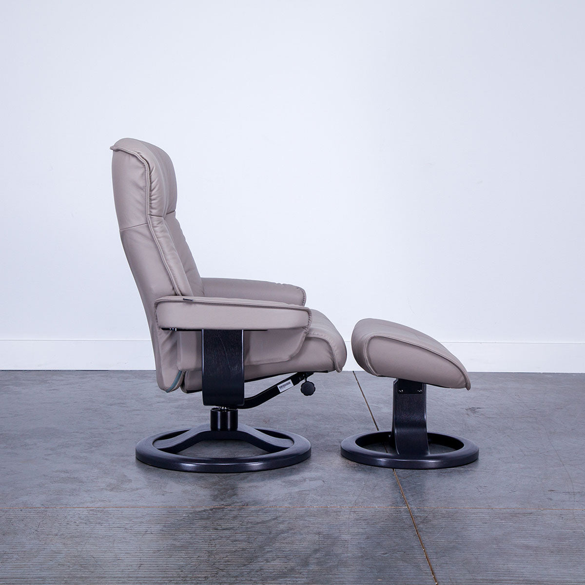 BERGEN (R QS) LARGE RECLINER AND OTTOMAN IN FOG