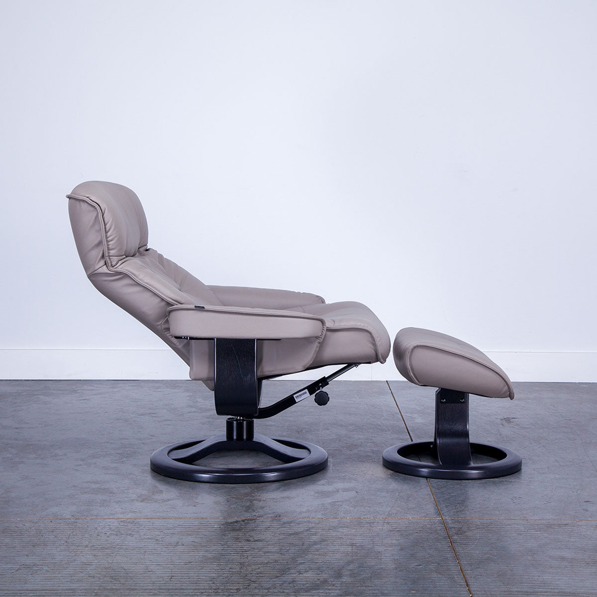 BERGEN (R QS) LARGE RECLINER AND OTTOMAN IN FOG