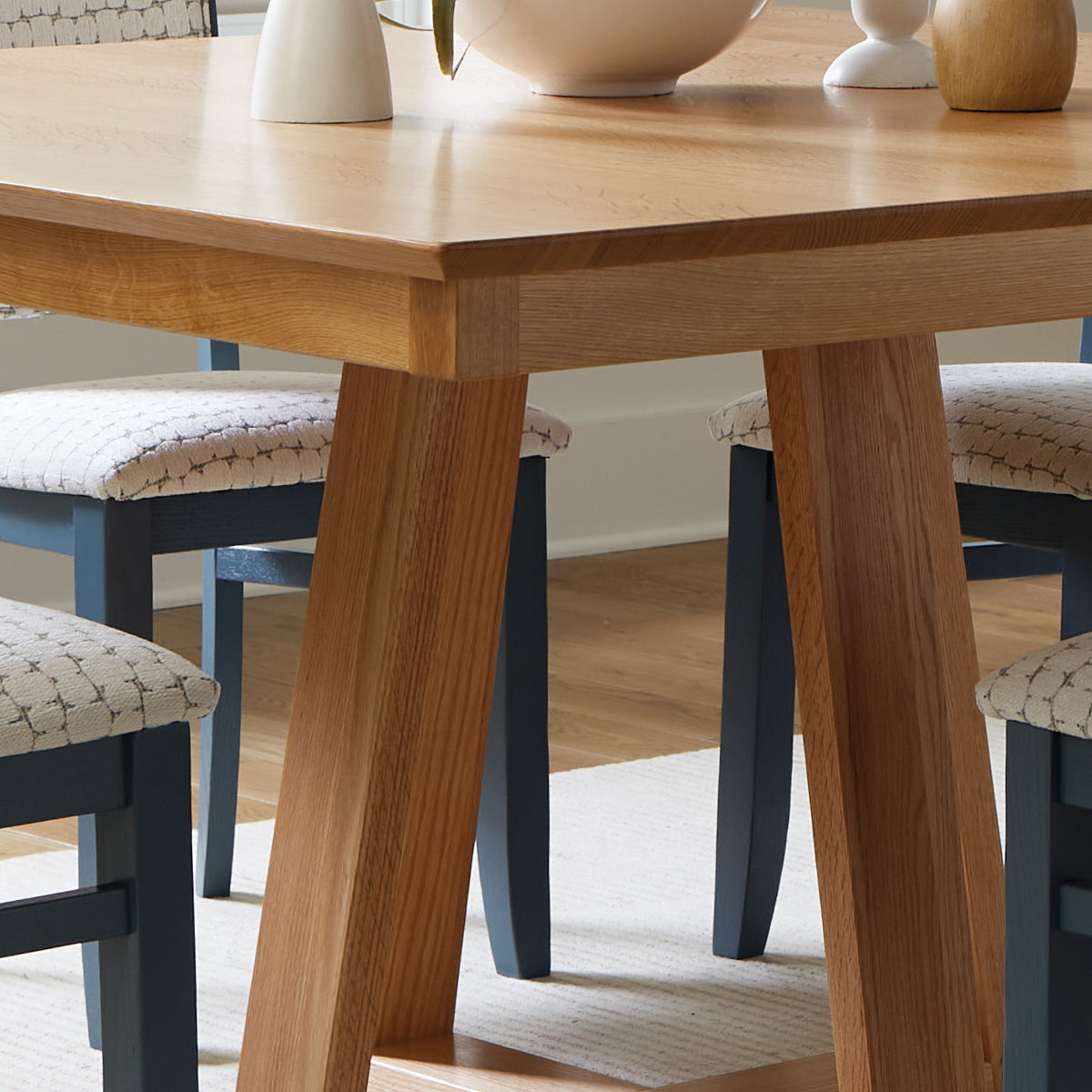 SOLON 54" MAPLE SQ SET W/BL CHAIRS