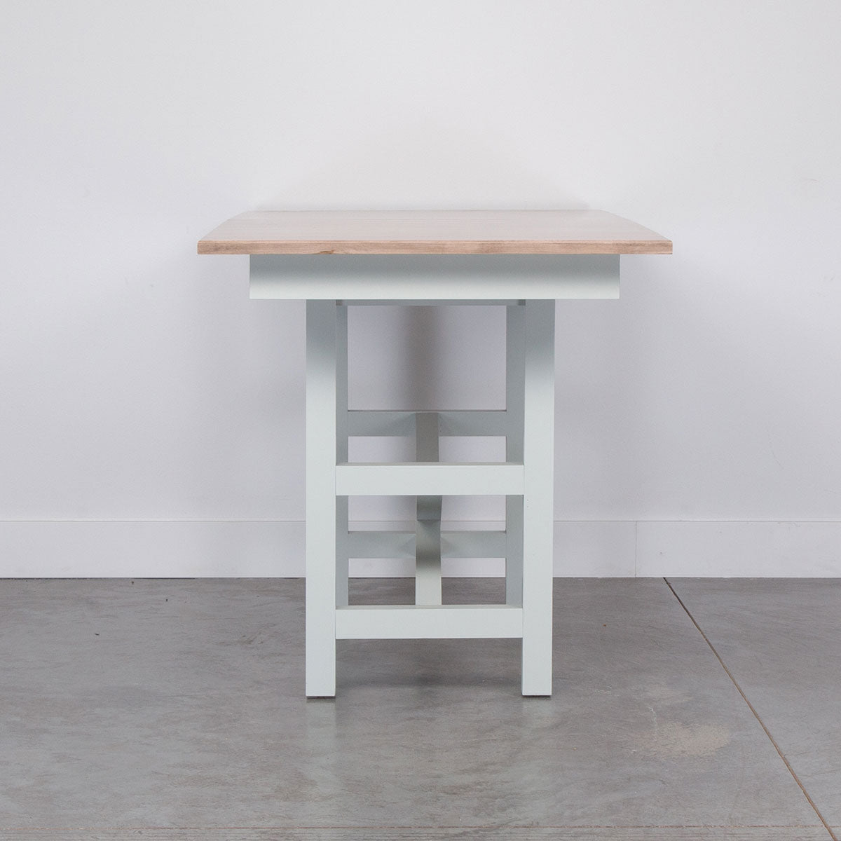 MAPLE CNT TRESTLE TBLE IN FAWN