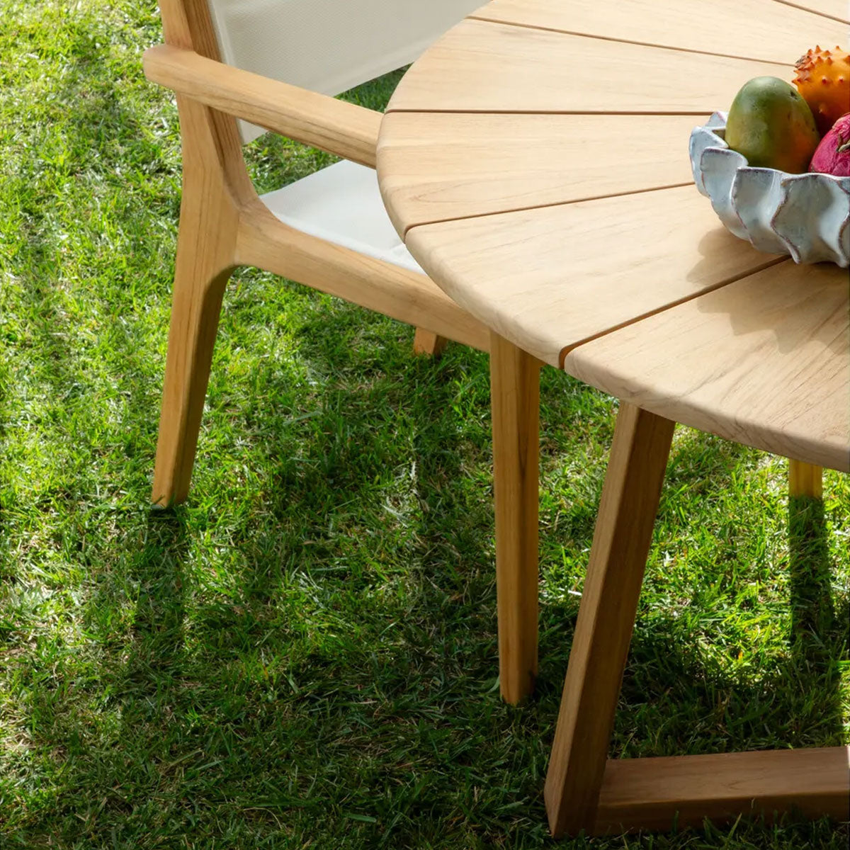 HARBOR ROUND DINING TABLE