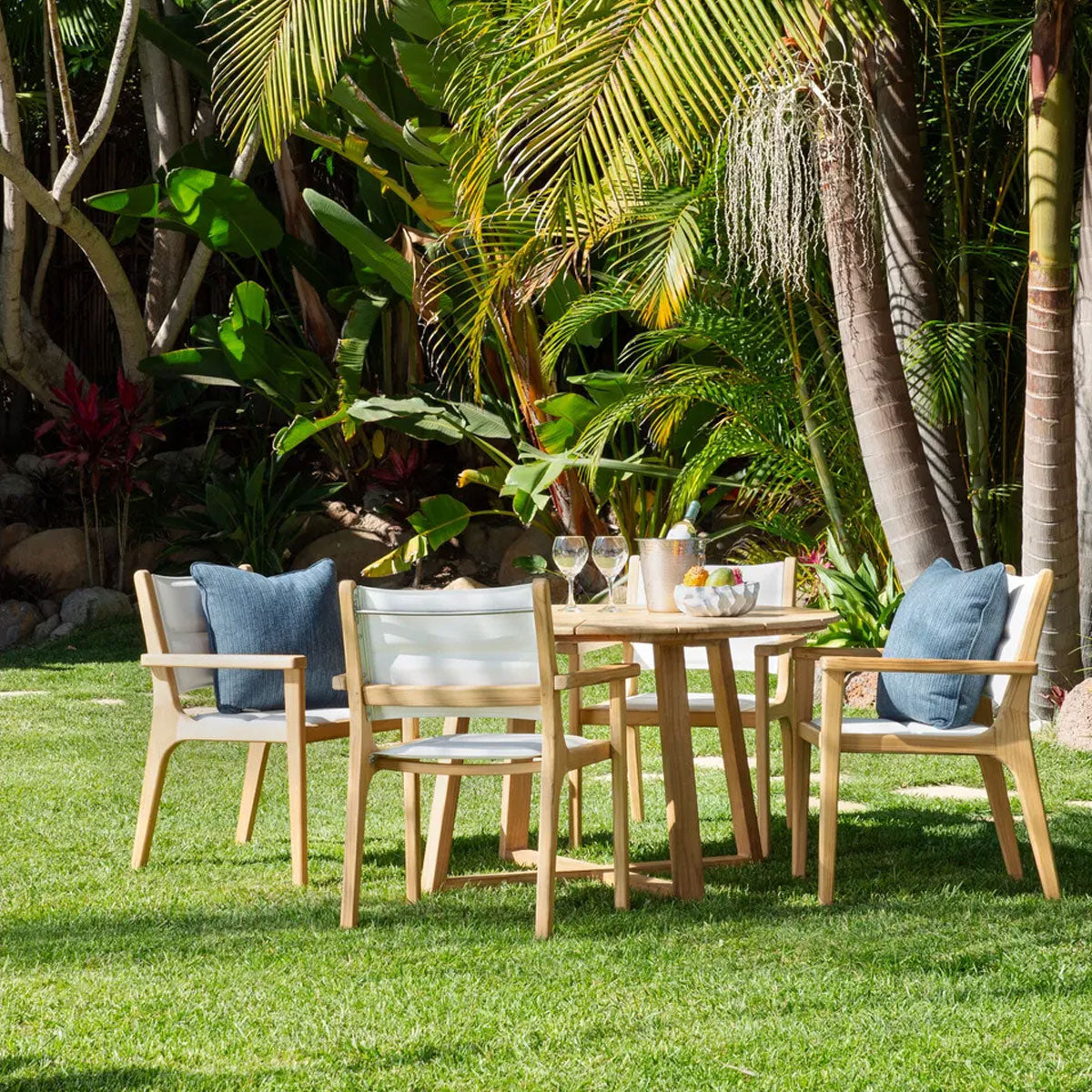 HARBOR ROUND DINING TABLE